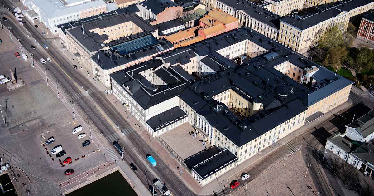 Silminnäkijä: Drooni lensi Presidentinlinnan yllä – lennättäjät kertoivat olevansa turisteja Hongkongista | Uutisia lyhyesti