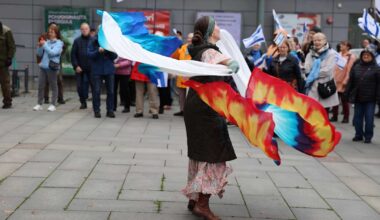 Israelia tukevia mielen­osoituksia ympäri Suomen – Helsingissä oli tulla tappelu, poliisi ennätti väliin | Kotimaa