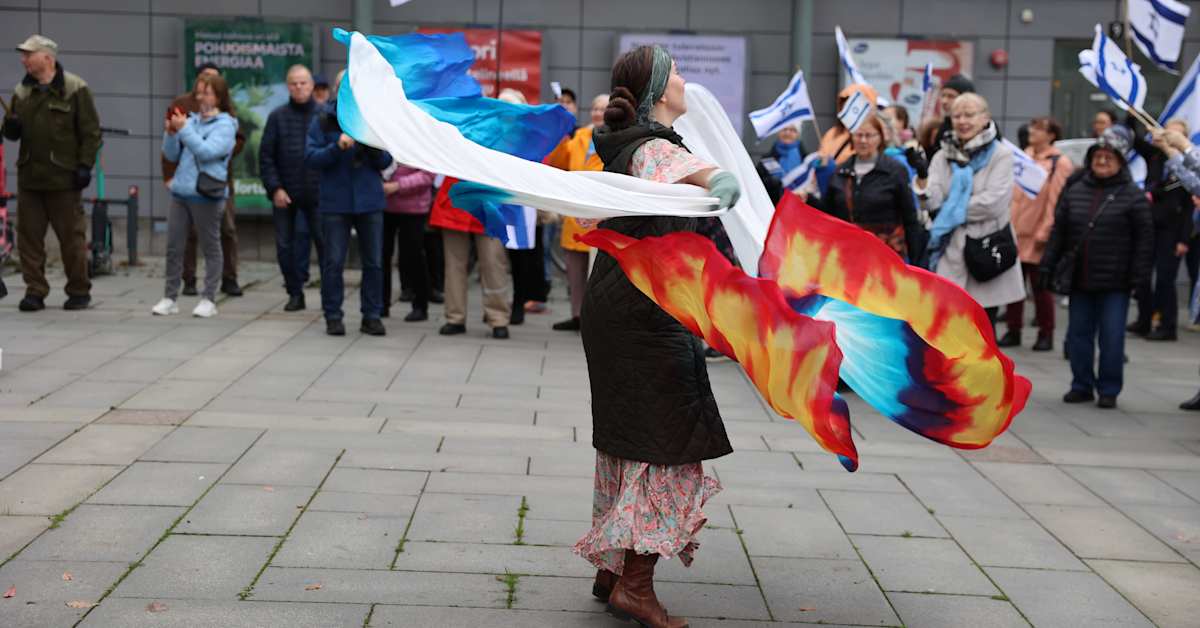 Israelia tukevia mielen­osoituksia ympäri Suomen – Helsingissä oli tulla tappelu, poliisi ennätti väliin | Kotimaa