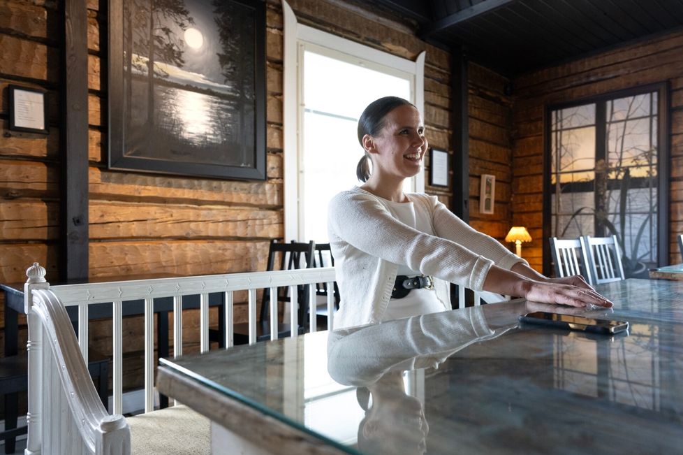 Anne Mattila lähtee kiertueelle, jolla muistellaan 20 vuotta sitten ilmestynyttä Perutaan häät -albumia. Levy oli hänen urallaan vedenjakaja, jonka jälkeen hän uskalsi alkaa esittää myös omia biisejään. Mattilan taidekahvilan seinillä on hänen maalauksiaan.