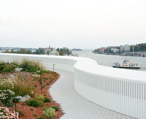 Kattoterassilla kasvaa suuri puutarha. Kasvilajeja viherkatolle istutettiin melkein 90. Näkymät ulottuvat avomerelle asti.