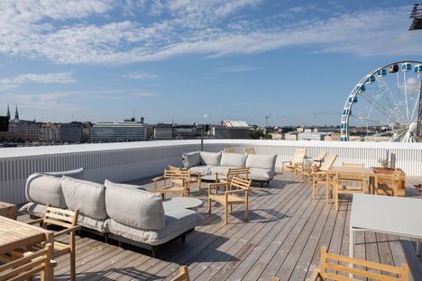 Hotelli- ja toimistorakennuksen julkiselle kattoterassille voi kuka tahansa nousta. Siellä sijaitsee myös viherkatto pörriäisineen.