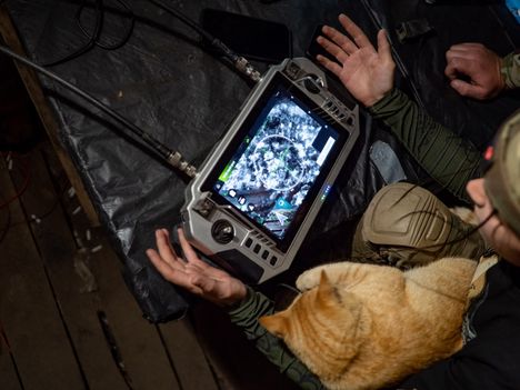 Elokuussa Donbasin rintamalla ukrainalaisten droonia operoi vielä ihminen.