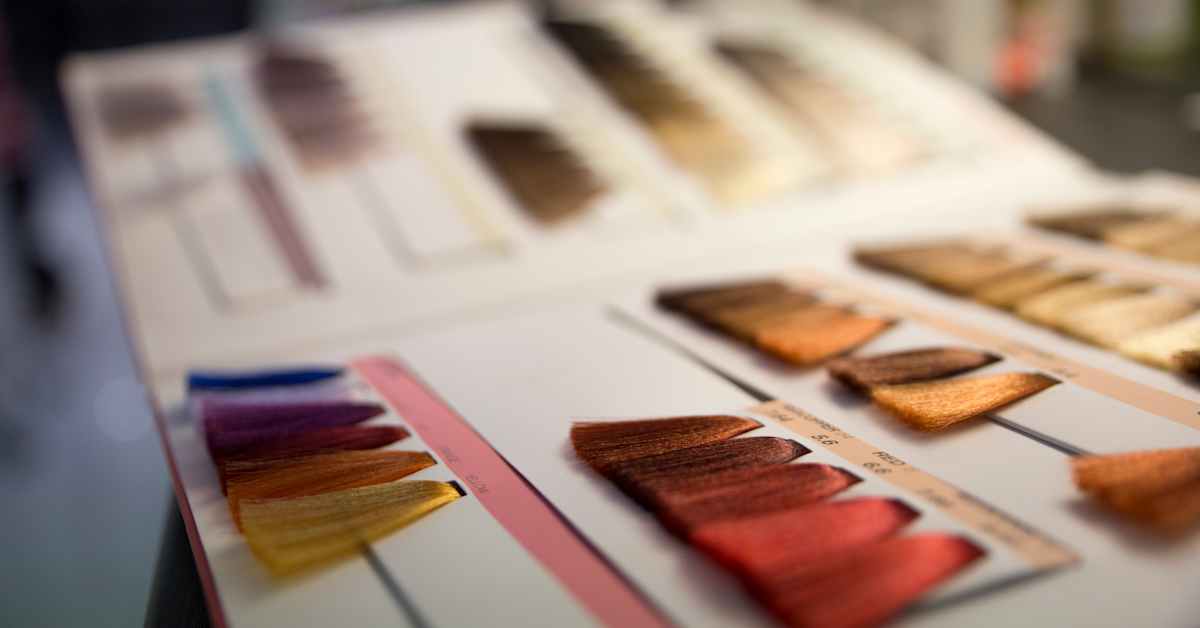 Kampaamoasiakas pettyi opiskelijan tekemään vaalennukseen – vaatii korvauksia fyysisistä ja henkisestä kärsimyksistä | Lappi