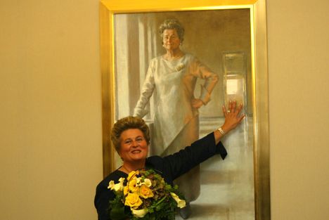 Riitta Uosukainen muotokuvansa julkistamistilaisuudessa vuonna 2003.