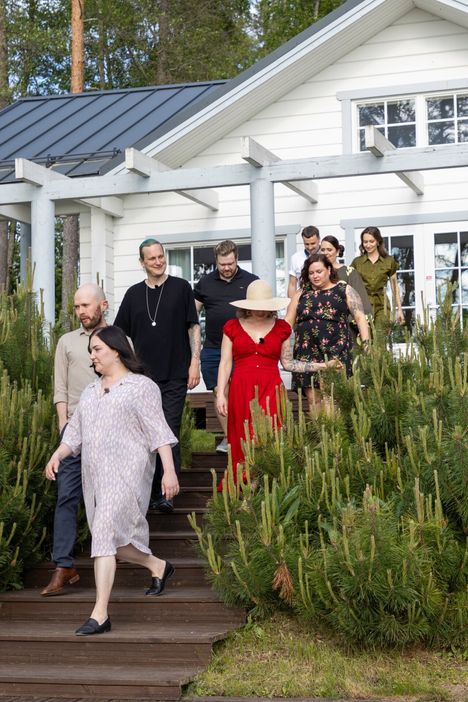 Ohjelman parit pääsevät päiväksi parisuhdeleirille asiantuntijoiden kanssa.