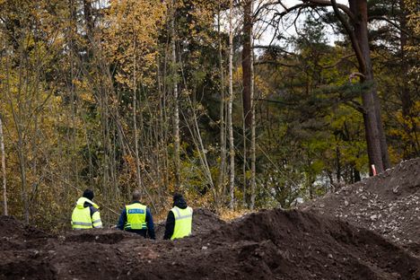 Poliisit vartioivat Stansvikin hakkuita lokakuussa 2023.