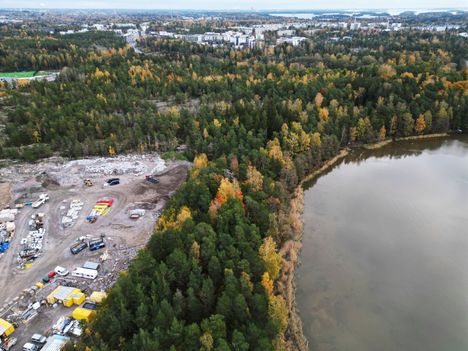 Vanhan öljysataman ja sen kupeeseen jääneen metsäisen Stansvikinkallion raja erottuu lokakuussa 2023 otetussa ilmakuvasta selvänä. Taustalla häämöttävät Laajasalon talot.