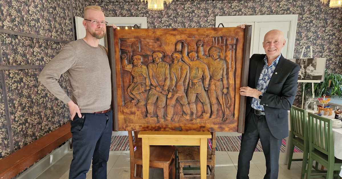 Lapuan liikkeen ensimmäistä terroritekoa kuvaavan teos luovutettiin Kosolan taloon | Etelä-Pohjanmaa