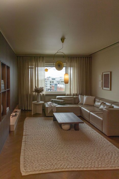 Kummastusta herättää myös se, ettei olohuoneissa ole useinkaan telkkaria näkösällä.