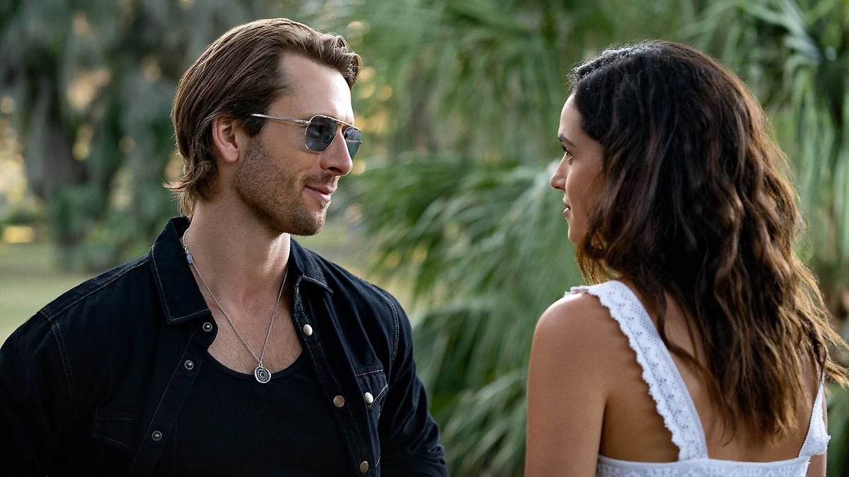 Suomen katsotuin Netflix-elokuva on tämä – Glen Powellin esittämä nörttiprofessori ajautuu salamurhien maailmaan