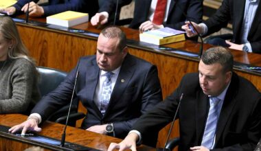 Eduskunta hylkäsi kansalaisaloitteen Oulaskankaan yöpäivystyksen jatkosta – kolme edustajaa lipesi hallitusrintamasta | Politiikka