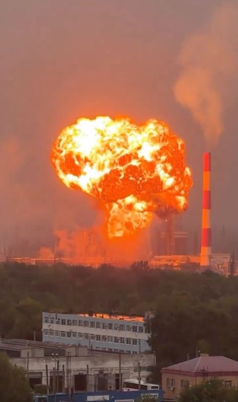 Ukrainan tuhoisat iskut Venäjän öljynjalostusteollisuuteen jouduttavat talouden alamäkeä. Kuvassa öljyä palaa Samarassa 2.8.2025.