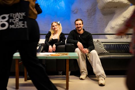 Ida Vakkuri ja Juho Isomäki järjestävät Indie Showcase -tapahtumaa. Kummallakaan ei ollut aiemmin kokemusta tapahtumatuottamisesta, mutta kummallakin oli palo tehdä uudenlainen tapahtuma.