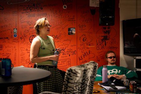 Hattara-yhtyeen Saska Oravuo avasi ääntään backstagella Espoon Kannusalissa. Oikealla yhtyeen tuottaja Iikka Puolakka.