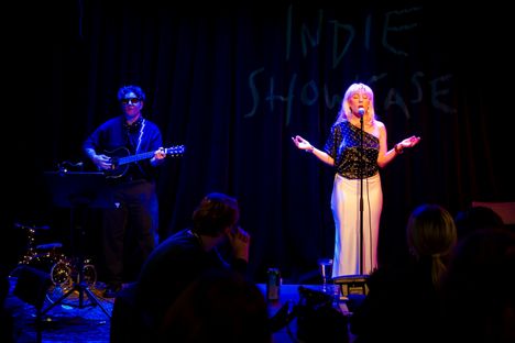 Illan viimeinen esiintyjä Maailmanaino eli Aino Elliida lauloi englanniksi ja huokui sekä olemuksellaan että äänellään Hollywood-filmitähden taikaa. Hän toivoi löytävänsä yhteyksiä, joiden kanssa luoda kansainvälistä uraa.