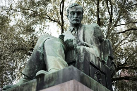 Aleksis Kivi on saanut oman patsaansa Helsingin rautatientorille Kansallisteatterin eteen.