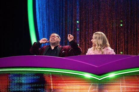 Janne Kataja putosi arvailujen aikana tuolilta. Kommellus nauratti sekä häntä että muita etsiviä.