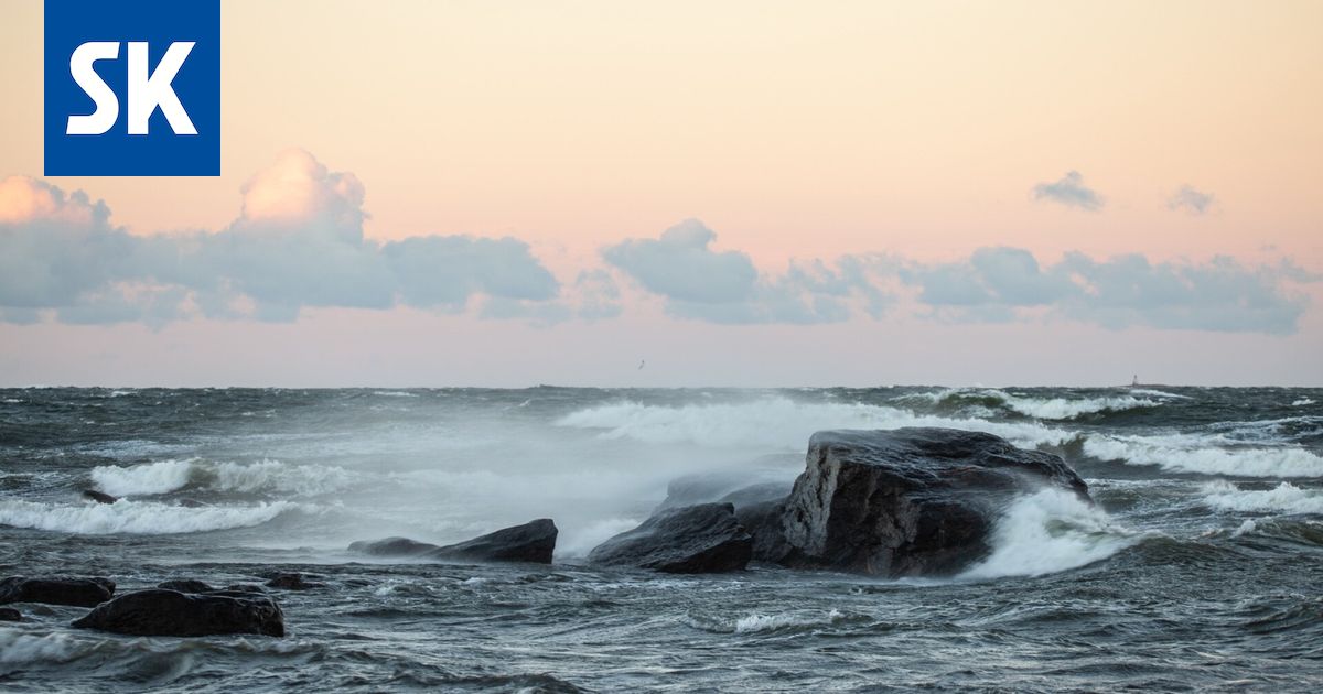 Syysmyräkkä: Satakunnassa teille kaatuneita puita ja satoja talouksia ilman sähköä