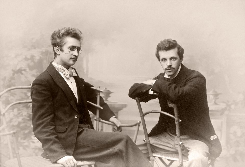 Suomalaisen teatterin vahva puuhamies ja myöhempi lastenkirjailija Jalmari Finne (vas.) ja säveltäjä Erkki Melartin kokivat kolmiodraaman, kun näyttelijä Jussi Snellman astui kuvioihin.