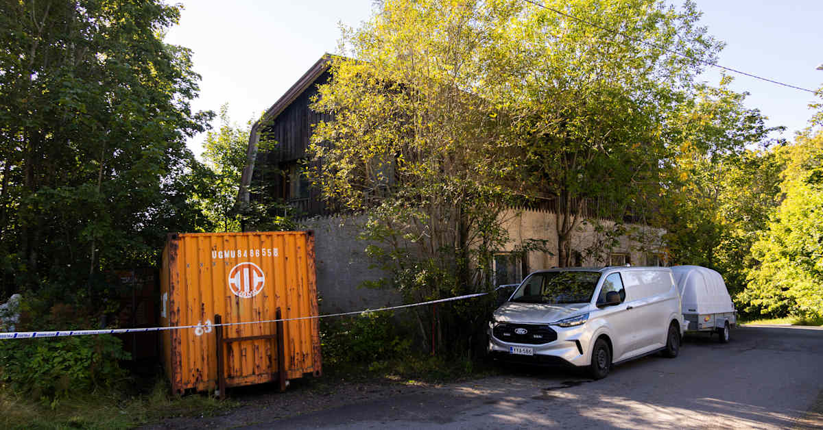 Hämärä kouvolalaistalo oli vuosia rakennusvalvonnan syynissä – sitten paljastui valtava asekätkö | Kymenlaakso