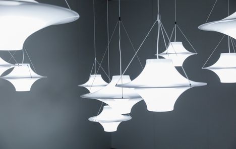 Pelkkä kattovalaisin ei riitä huoneen valaistukseen.