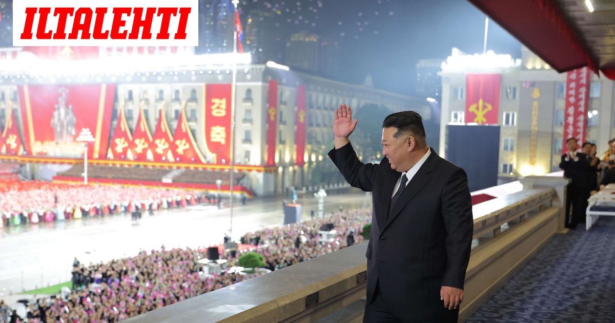 "Tehokkain ydinasejärjestelmä" – Pohjois-Korea paljasti uuden ohjuksensa mahtipontisessa paraatissa
