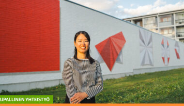 Kun origamiarkki taittuu kukkamaiseen muotoon – Toppilan uusi Oulu2026-seinämaalaus juhlistaa luonnon kiertokulkua