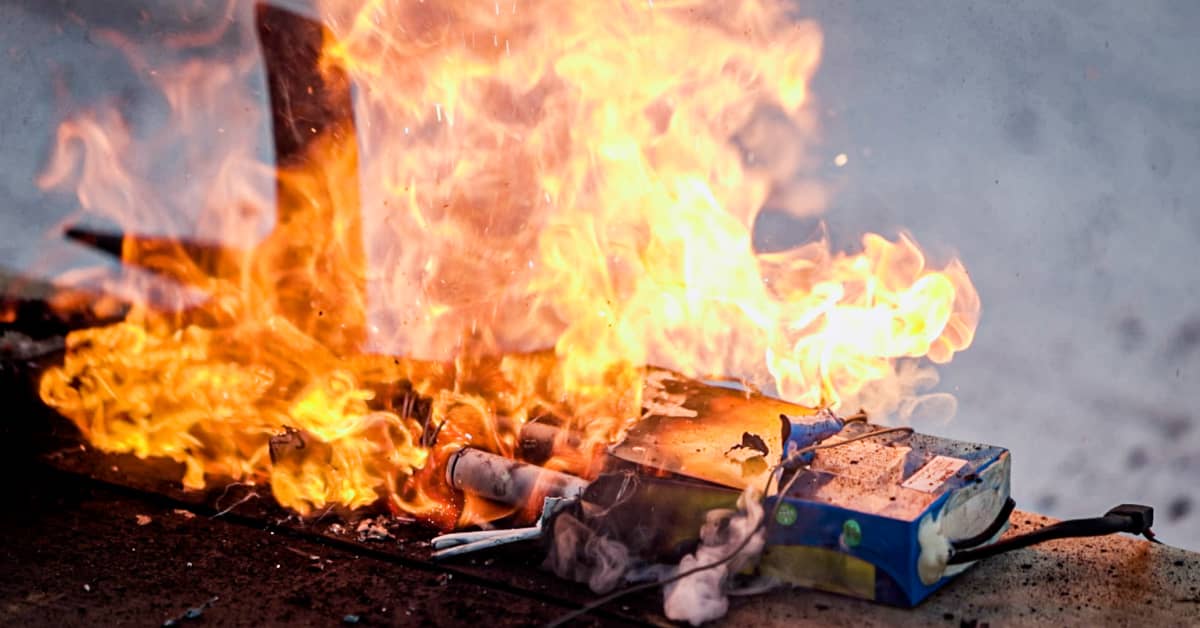 Pienessä laitteessa voi piillä iso paloriski – asiantuntija kertoo, mitä akun lataamisessa pitää huomioida | Uutisia lyhyesti