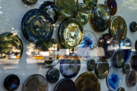 ”Joissain tapauksissa mitä runsaammin ikkuna on täytetty niin sitä enemmän se houkuttelee pysähtymään ja tutkailemaan”, Anna-Liisa Nikus kertoo.