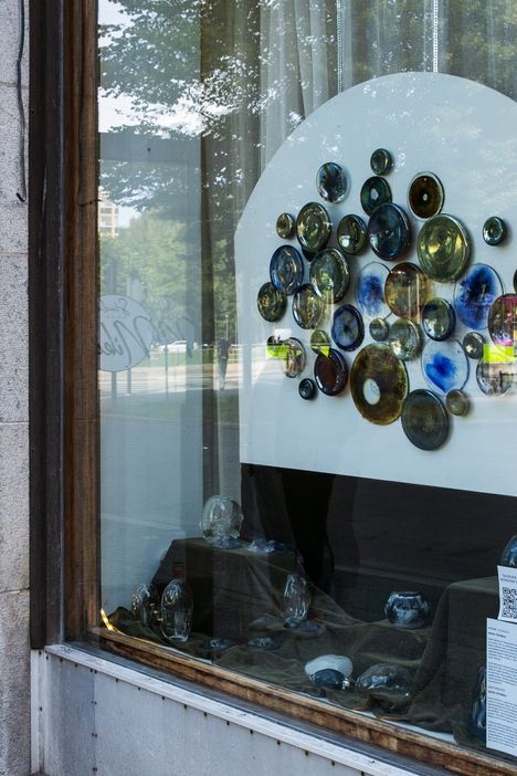 Liiketilan ikkunassa on esillä lasitaiteilija Heidi Vehmaksen teoksia. Hänen teoksiaan on ollut esillä näyttelyissä Suomessa, mutta myös Tšekeissä.