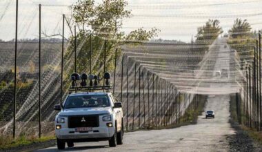 Ukrainassa kokonaisia maanteitä on katettu suojaverkoilla | Ulkomaat