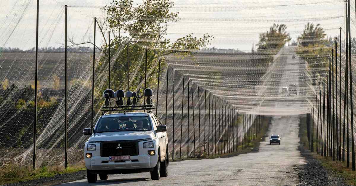 Ukrainassa kokonaisia maanteitä on katettu suojaverkoilla | Ulkomaat