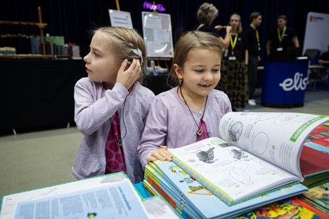 Kujanpään sisarukset Ronja (vas.) ja Ruska olivat Tampereen Kirjafestareiden superlukijoita.