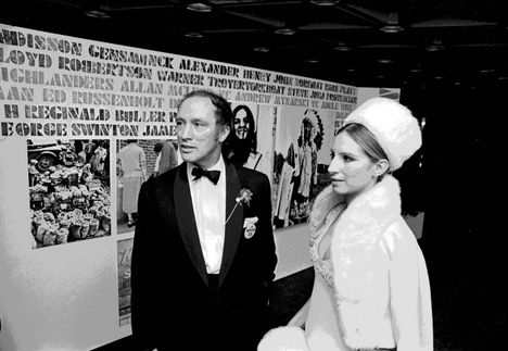 Justin Trudeaun isä Pierre Trudeau oli Kanadan pääministeri vuosina 1968–1979 ja 1980–1984. Tämä seurusteli yhdysvaltalaisen laulaja-näyttelijä Barbra Streisandin kanssa 1970-luvun vaihteessa (kuvassa) ja Sinkkuelämää-tv-sarjasta tunnetun brittiläis-kanadalaisen näyttelijän Kim Cattrallin kanssa 1980-luvun alussa.