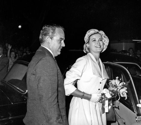 Amerikkalainen elokuvatähti Grace Kelly lopetti näyttelijänuransa 26-vuotiaana naidakseen Monacon ruhtinaan Rainier III:n vuonna 1956. Kelly kuoli auto-onnettomuudessa Monacossa vuonna 1982. Kuvassa ruhtinaspari Roomassa Roomassa vuonna 1959.