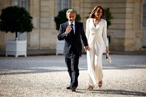 Ranskan entisen presidentin Nicolas Sarkozyn vaimo on laulaja ja malli Carla Bruni. Kuva Elysée-palatsin edustalta kesällä 2024.