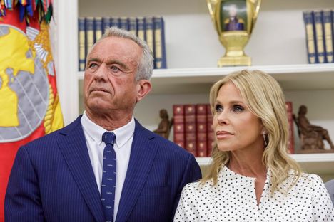 Yhdysvaltain nykyinen terveysministeri Robert F. Kennedy Jr. on naimisissa Jäitä hattuun -komediasarjasta (Curb Your Enthusiasm) tunnetun näyttelijän Cheryl Hinesin kanssa.