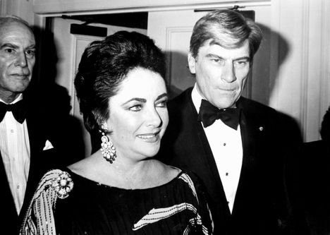 Hollywoodin kultakauden supertähti Elizabeth Taylor oli naimisissa seitsemän kertaa. Toiseksi viimeinen liitto (1976–1982) oli Yhdysvaltain senaatissa Virginian osavaltiota edustaneen John W. Warnerin kanssa.
