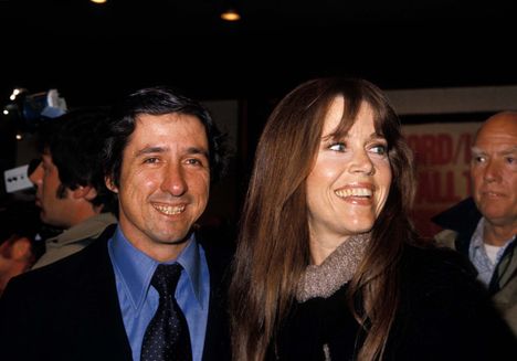 Ihmisoikeus- ja rauhanaktivisti, Kalifornian edustajainhuoneessa ja senaatissa yhteensä 18 vuotta istunut Tom Hayden oli naimisissa näyttelijä-aktivisti Jane Fondan kanssa vuosina 1973–1990. Kuva vuodelta 1976.