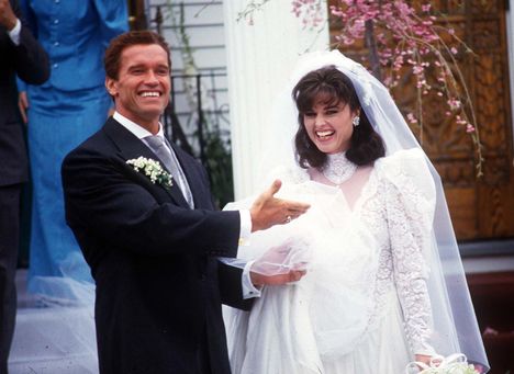 Itävaltalaissyntyinen Arnold Schwarzenegger tunnetaan parhaiten toimintaelokuvarooleistaan, mutta hän toimi myös Kalifornian kuvernöörinä vuosina 2003–2011. Hänen avioliittonsa tv-juontajana tunnetuksi tulleen Maria Shriverin kanssa kesti vuodet 1986–2021. Shriver kuuluu myös Kennedy-poliitikkosukuun. Salamurhattu presidentti John F. Kennedy oli hänen enonsa.