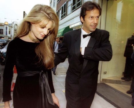 Englantilainen tv- ja elokuvatuottaja Jemima Goldsmith nai vuonna 1995 pakistanilaisen kriketin supertähden, joka perusti vuonna 1996 poliittisen puolueen ja toimi Pakistanin pääministerinä vuosina 2018–2022. Heidän liittonsa kesti vuoteen 2004. Kuva Lontoosta vuodelta 1996.