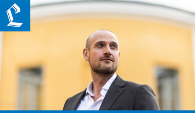 Menestyskirjailija Max Seeck kirjoittaa kirjan joka vuosi, mutta hittikirjan jälkeen hän väsähti