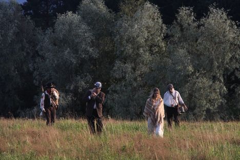 Sastamalalainen elokuvaryhmä Ajattomat filmit on tehnyt uuden elokuvan nimeltä A few good men from the North. Kuvassa Pietari Korpi (Eero Vesa), Kalle Solala (Aleksanteri Vilppala), Lucy Hall (Maris Jors), Verner Korpi (Niko Hyriäinen).