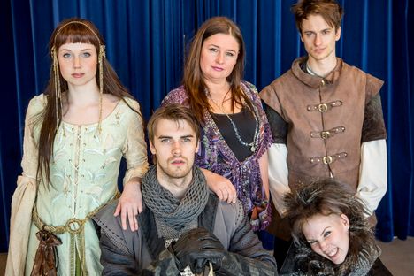 Jaakko Ohtonen (kesk.) näytteli Taikakivet-musiikkifantasiassa Tampere-talossa 2013.