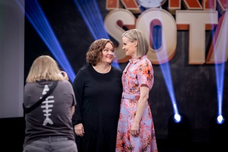 Krista Kiuru ja Riikka Purra käyvät Kokkisodassa tiukkaa taistoa voitosta, mutta hyvässä hengessä.