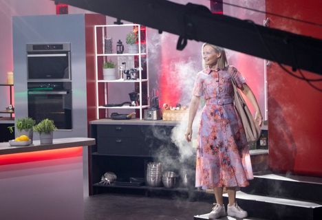 Savuava ja auki jäävä jääkaappi tuottaa Kokkisodan kuvauksissa päänvaivaa.