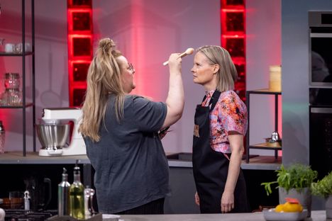 Valtiovarainministeri Riikka Purralle kuittaillaan ohjelmassa toistuvasti leikkauksista.