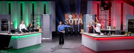 Kokkisodassa kilpailijoiden ja huippukokkien keskinäinen naljailu on osa ohjelman taikaa. Juontaja Anni Ihamäki pitää huolen siitä, että aikataulussa pysytään ja homma rullaa luontevasti eteenpäin.