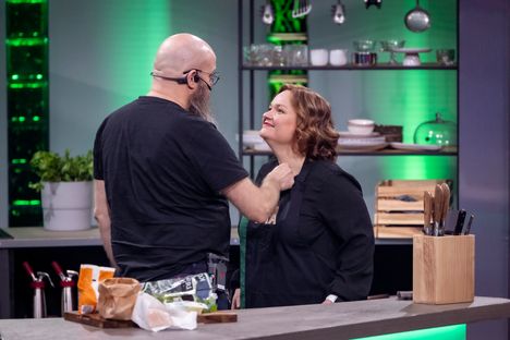 Krista Kiuru on tuonut studioon 20 euron budjetilla shoppailtuja ruoka-aineksia, joista valmistetaan herkkuateria.